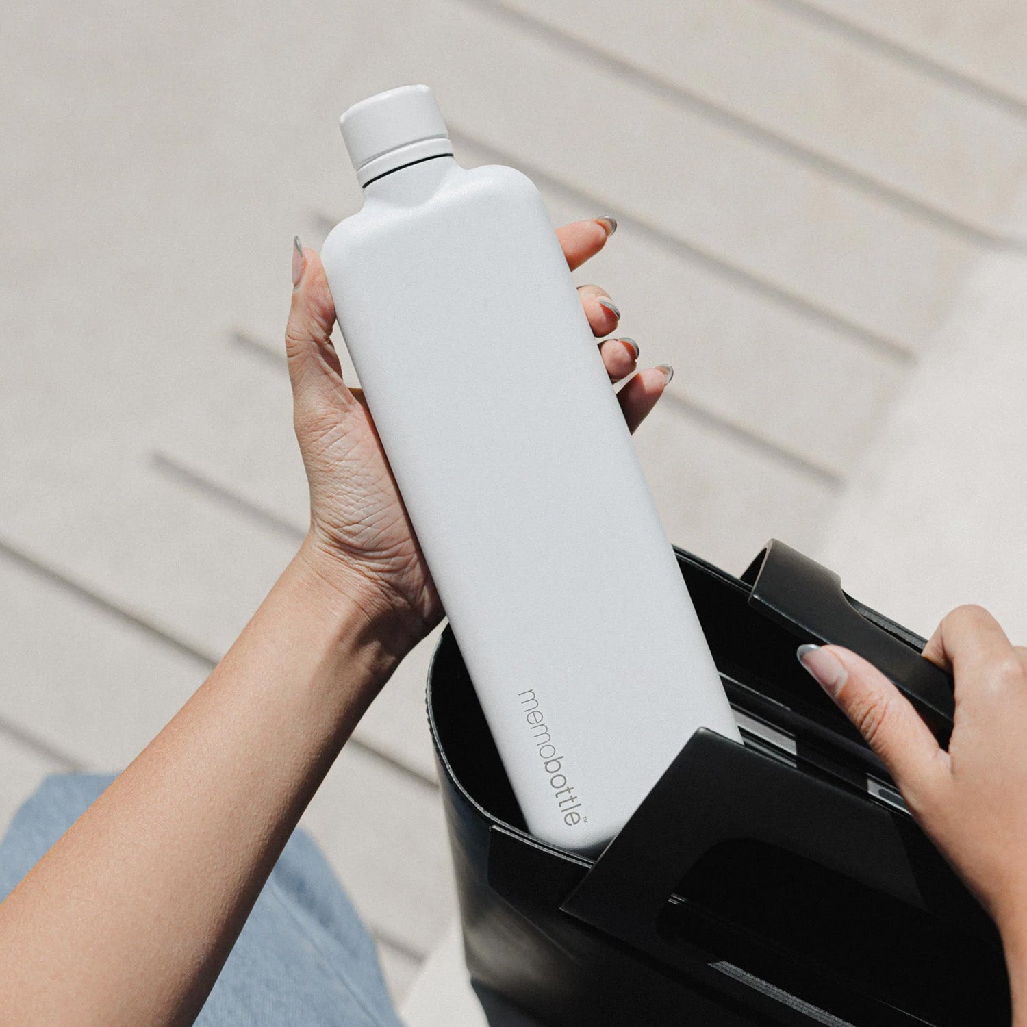 Memobottle Slim 不鏽鋼扁平水樽，專為車用杯架與窄包設計客製化 雪地白
