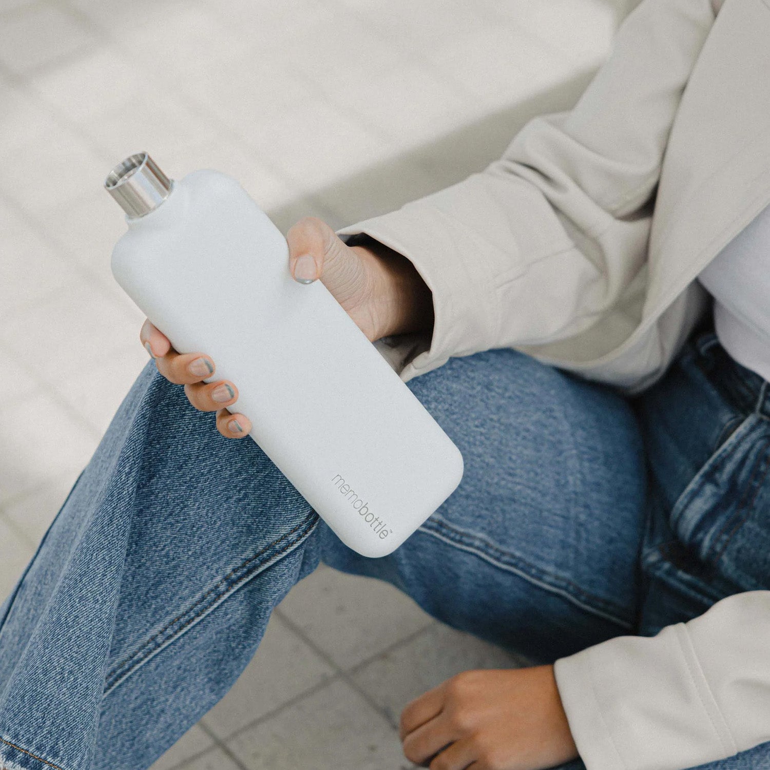 Memobottle Slim 不鏽鋼扁平水樽，專為車用杯架與窄包設計客製化 雪地白
