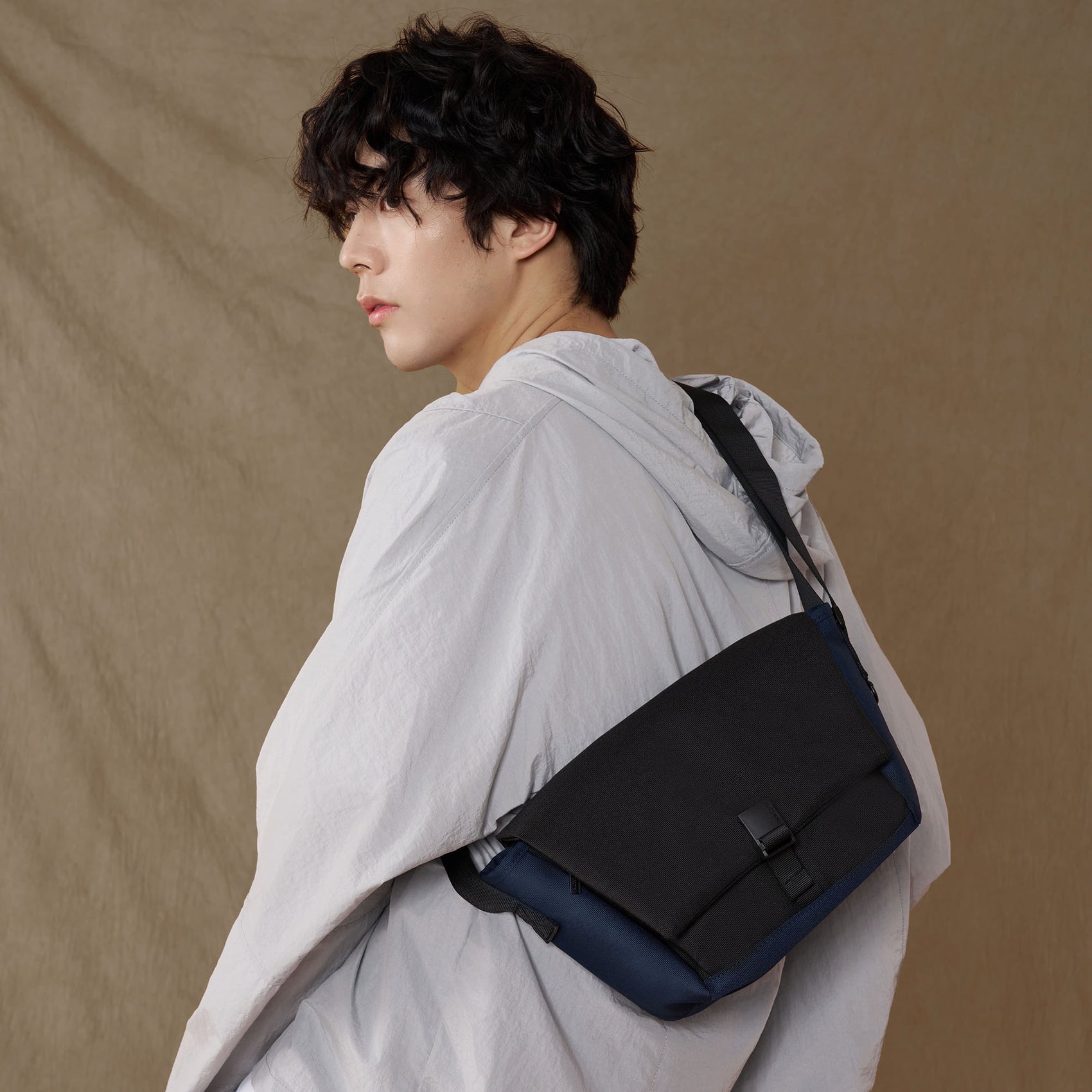 Hitch Crossbody (Midnight)