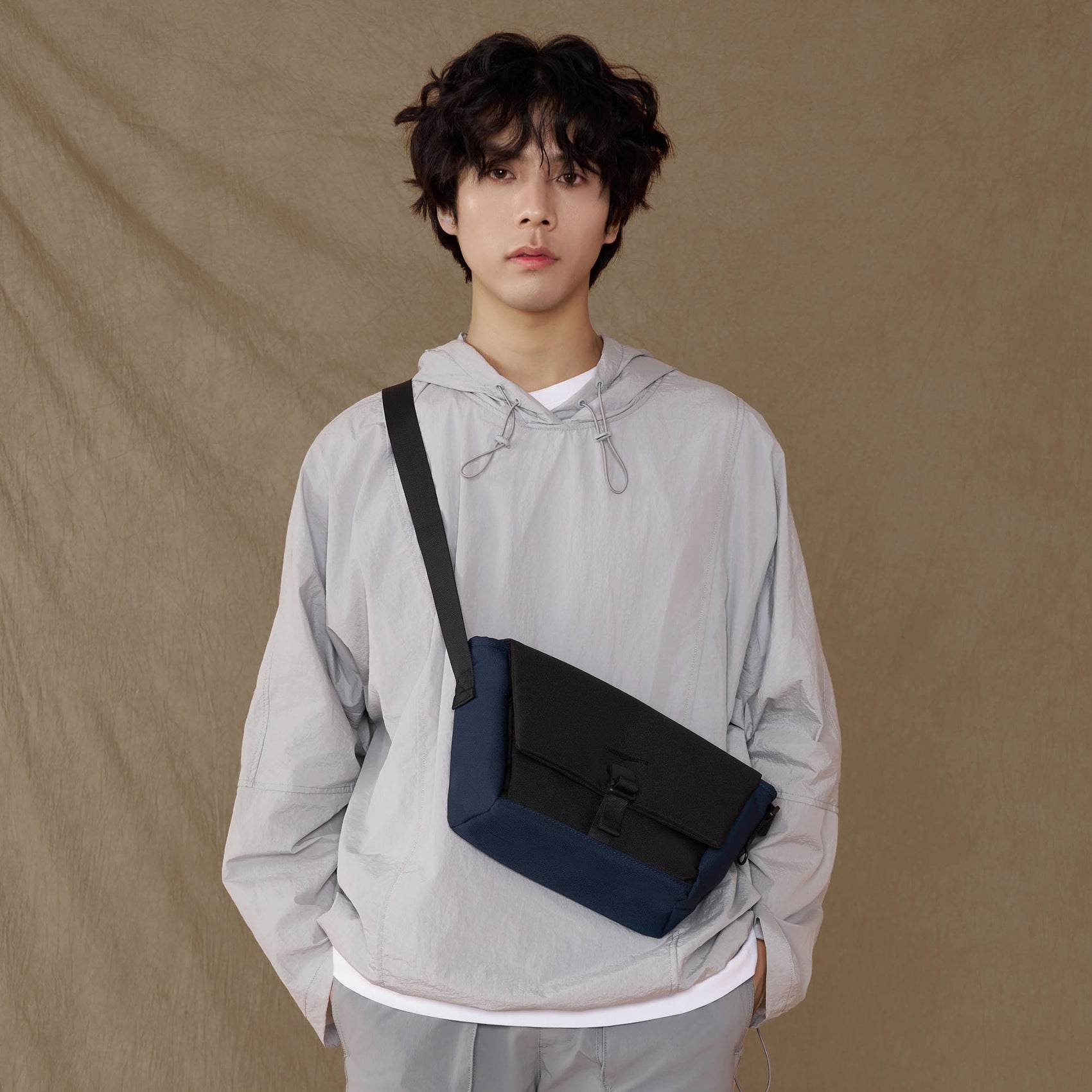 Hitch Crossbody (Midnight)